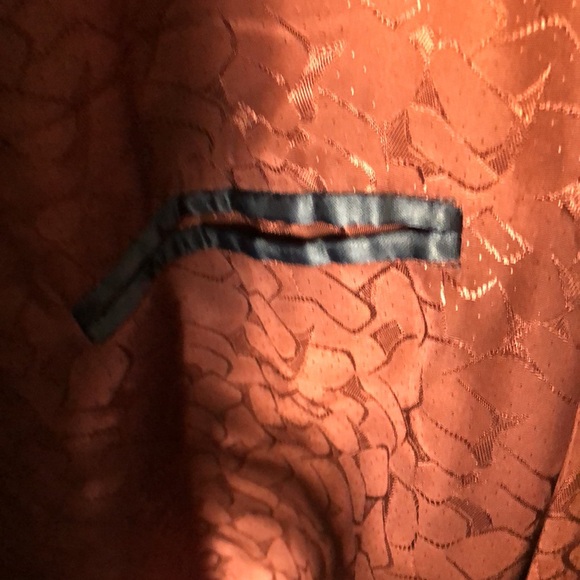 1950 maroon pattern smoking jacket w/black collar, cuff ,belt. No label or size - Picture 4 of 10